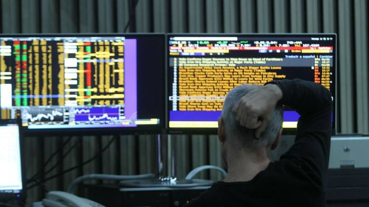Mercados en rojo: la city duda sobre el futuro del programa económico