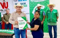 Reciben escrituras 18 familias de Villa Unión