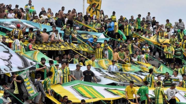 Los hinchas de un equipo de primera estuvieron cara a cara con el técnico y el presidente y hubo tensión