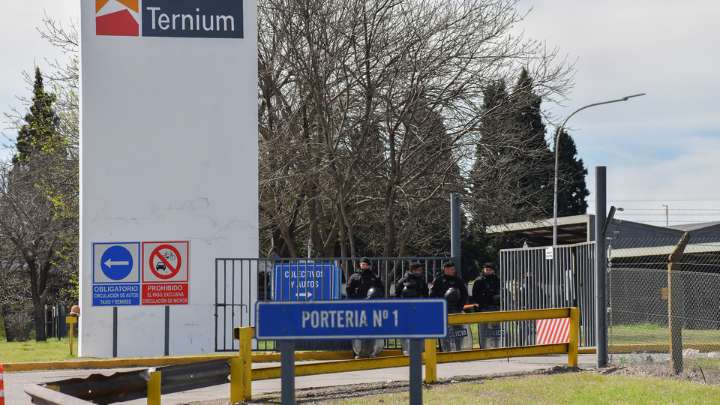 San Nicolás, entre la preocupación por los despidos masivos y el recuerdo de la privatización de Somisa