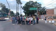 Trabajadores del ISSSTE bloquean vialidades por entrega irregular de plazas a Sección 22 del SNTE