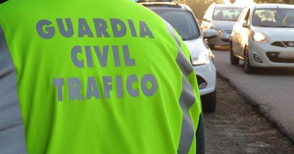 Un herido tras el vuelco de un tractor al intentar esquivar otro coche en la vía que une Llubí y Sineu