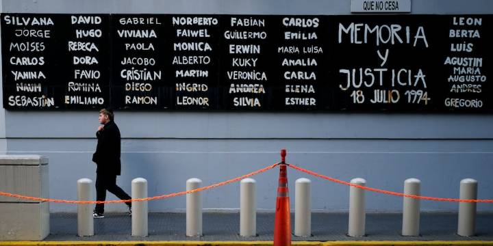 La Cámara Federal confirmó el juicio en ausencia contra los acusados del atentado a la AMIA