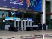 Comienzan a arribar asistentes al Cuarto Informe de Bonilla