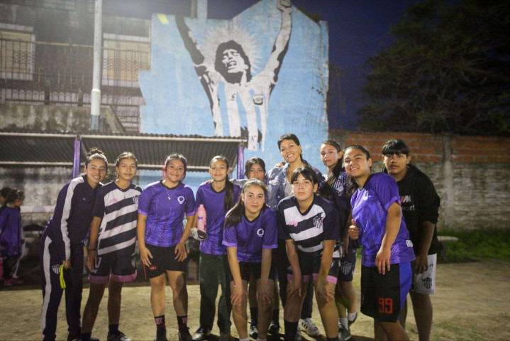Mayra Mendoza entregó materiales, elementos deportivos y personería jurídica al Club Villa Augusta de...