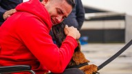 Video | El emotivo momento en que el patrullero Diego Herrera se reencuentra con su perro Telmo tras sobrevivir al atentado de Amalfi