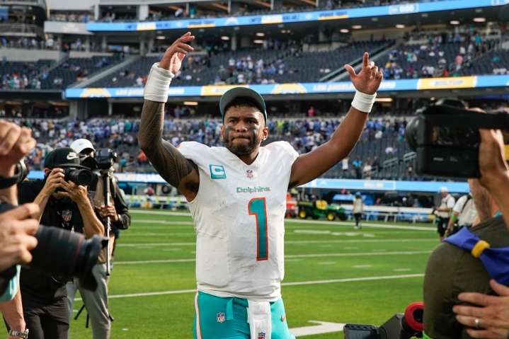 Los Dolphins vencen a Jets pero pierden a Tyreek Hill por lesión