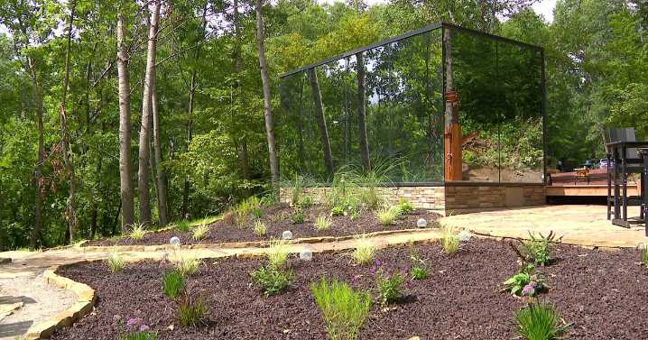Remote Minnesota "Mirror Cabin" blends into nature seamlessly, providing peaceful oasis
