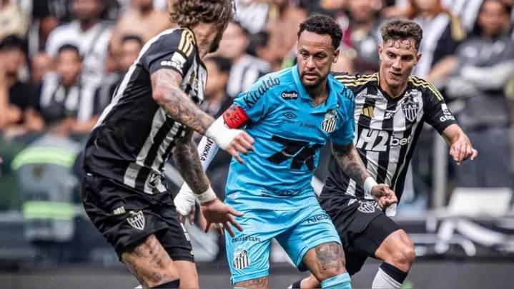Neymar falló dos ocasiones en Santos y explotó contra el césped de Atlético Mineiro: "Es una mierda"
