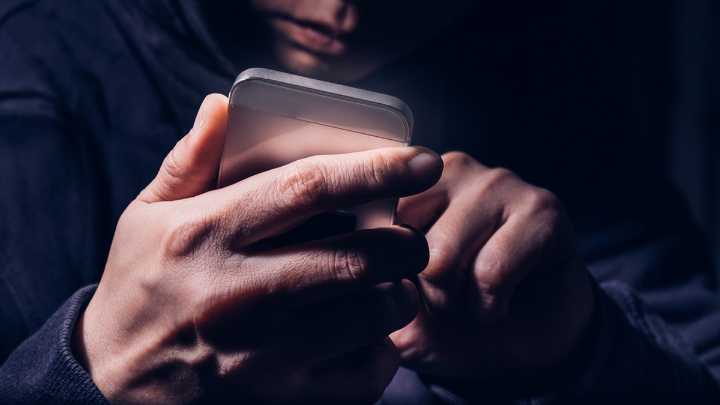 Irá a juicio por usar inteligencia artificial para crear fotos pornográficas de sus compañeras