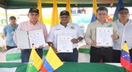 Gobernadores fronterizos de Colombia y Venezuela firman acuerdo en el río Orinoco