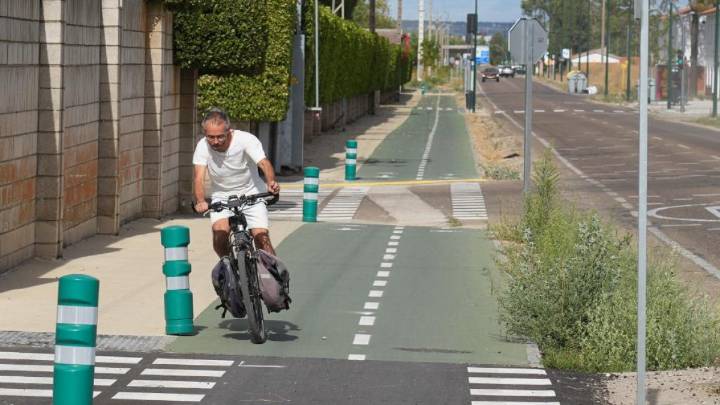 Los ciclistas estrenan el carril bici a Simancas