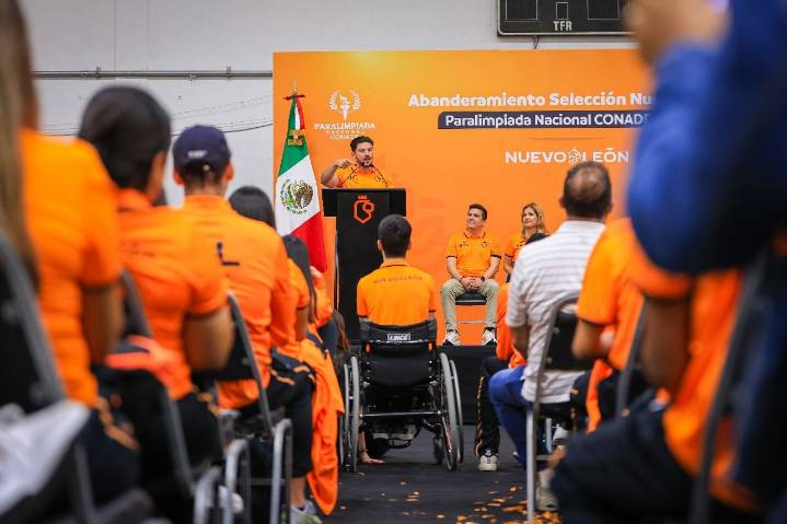 Abandera Samuel a delegación NL que va a la Paralimpiada Nacional