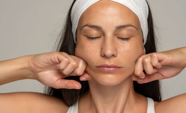 Así es utukushi face, la técnica japonesa que rejuvenece el rostro con la postura