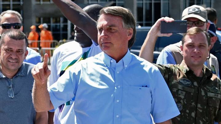 Expresidente brasilero Jair Bolsonaro ha sido hospitalizado, según uno de sus hijos
