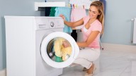 Adiós al asqueroso moho negro de la lavadora: el truco del papel de cocina que lo desintegra para siempre