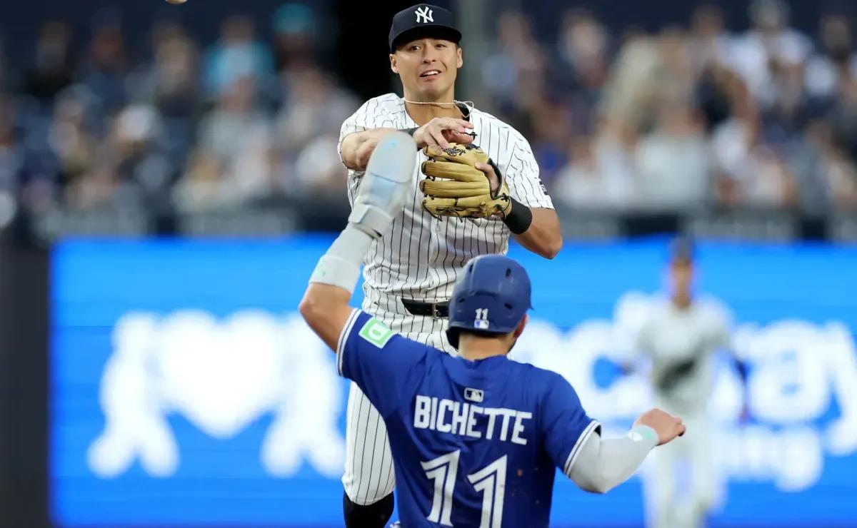 What happens if NY Yankees and Blue Jays finish tied in the 2025 MLB AL East standings?
