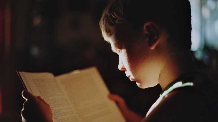 ¿Quieres que tus hijos amen la lectura? ‘Enséñame a leer’ de Pedro Valenzuela revela el secreto para que aprender sea un placer