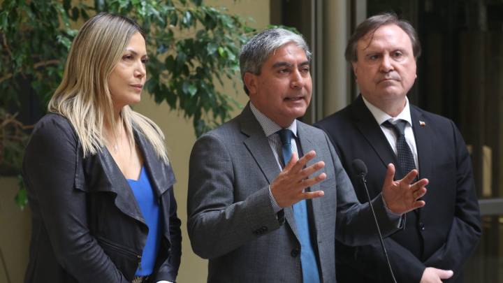 Diputados UDI buscan agilizar proyecto que permite instalar detectores de metales en colegios: Es "urgente" despacharlo