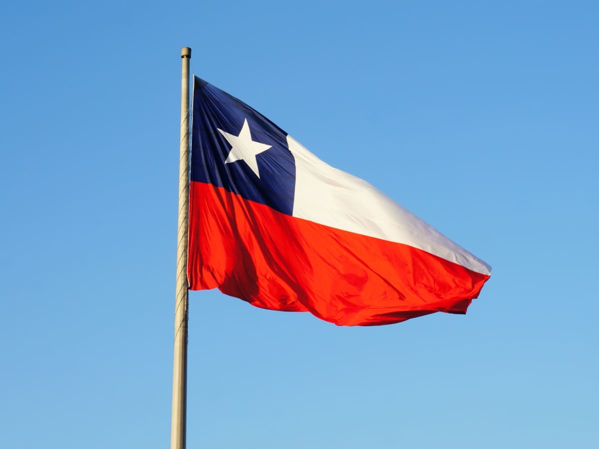 Multas pueden llegar a los $346 mil: esta es la forma correcta de instalar la bandera de Chile en Fiestas Patrias