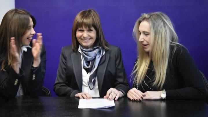 Patricia Bullrich denunciada por abuso de autoridad tras su pedido de allanamientos a periodistas