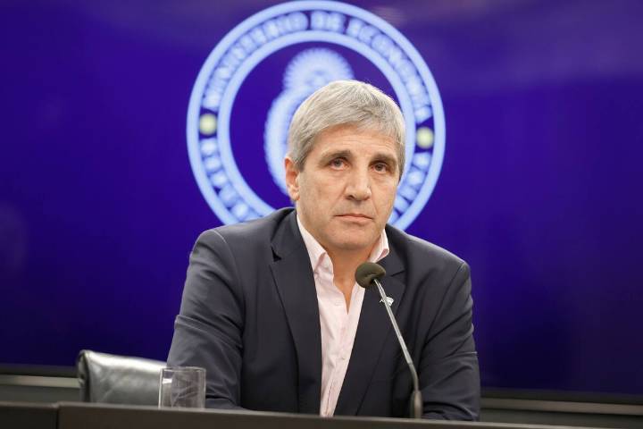 "Compra pesos para absorberlos". Caputo afirmó que el Tesoro no comprará más dólares al precio actual