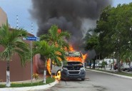 Camioneta de empresa de paquetería se incendia en Cancún