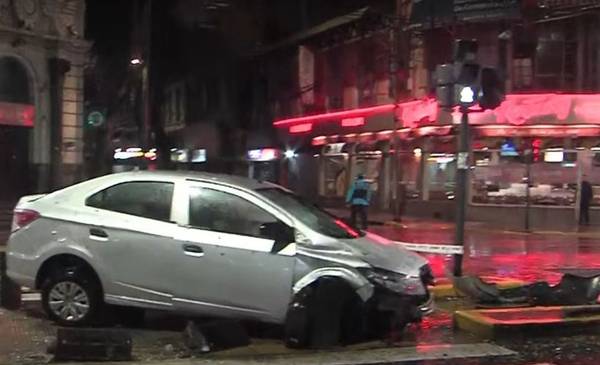 Video: un hombre alcoholizado chocó en el Metrobus