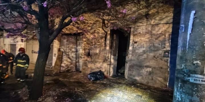 Un abuelo murió con sus dos nietos en un trágico incendio en Córdoba: investigan si fue intencional