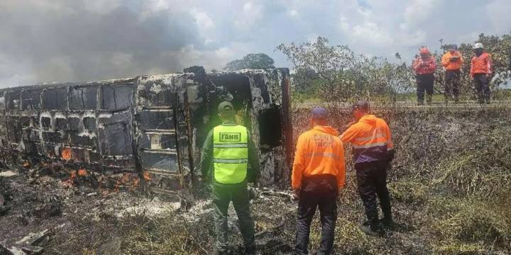 Murieron 10 personas tras incendiarse un autobús en la vía Upata