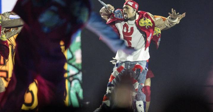 Chris Brown soars 'Wall to Wall' in St. Louis show, a reward for fans' longtime loyalty
