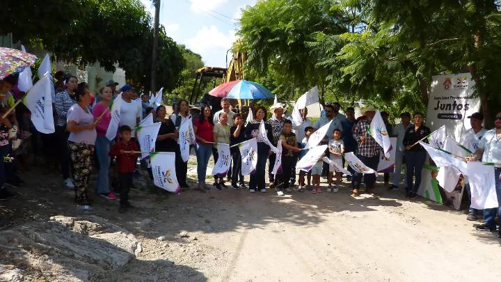 Laura Villalpando Arroyo dio banderazo de pavimentación de calle Arroyo en comunidad la Tinaja