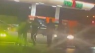Traileros y taxistas agreden a policías durante riña campal en Arteaga