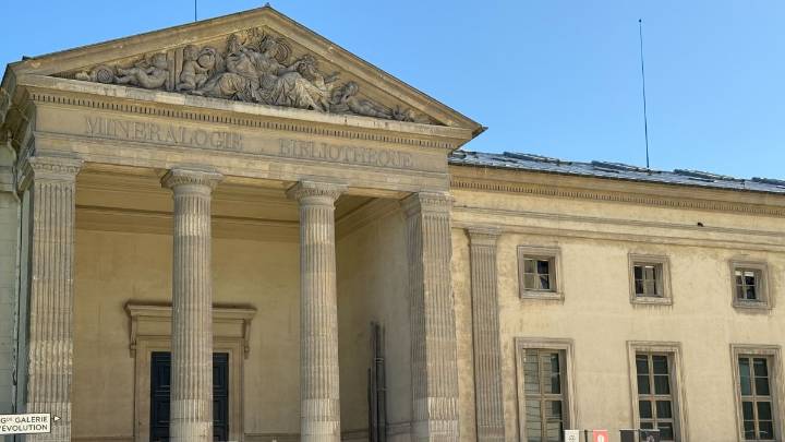 Gold worth $700,000 stolen in Paris museum heist