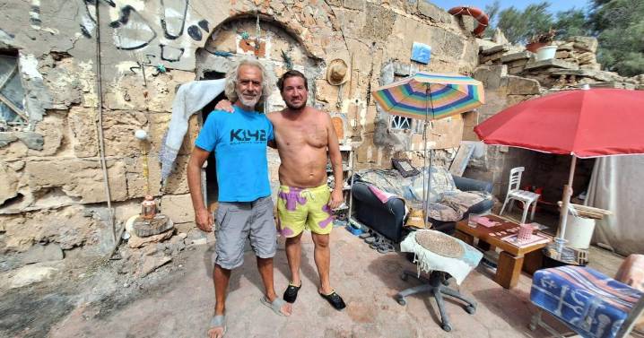 Rafa y Pedro, los 'vecinos' de es Carnatge que defienden una casa en ruinas de los okupas argelinos