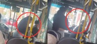 Mujer empuja a una adulta mayor fuera de un bus y la hace caer al suelo, generando rechazo social