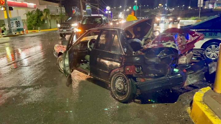 Fuerte choque entre tres vehículos en Paseos de Chihuahua deja un lesionado