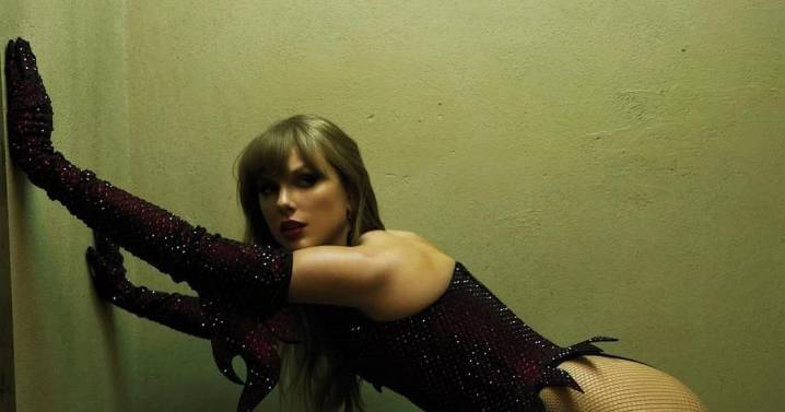 Fans 'Gasping for Air' After Seeing Taylor Swift's Photo In a Corsetted Top
