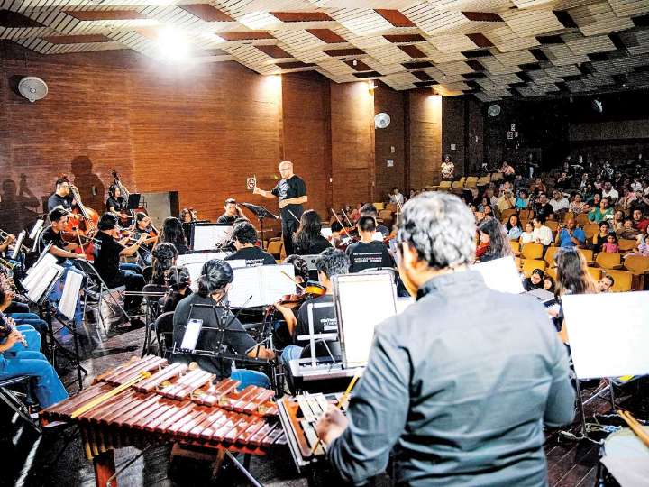 Miembros de la Youth Sinfonietta Chiapas piden que aduana libere instrumentos