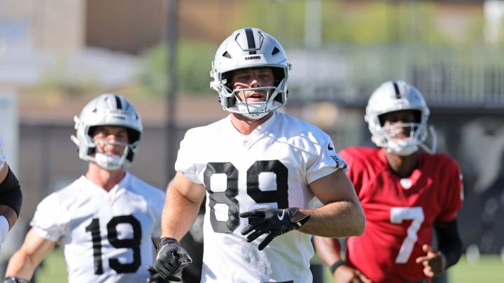 Brock Bowers questionable to return with knee injury
