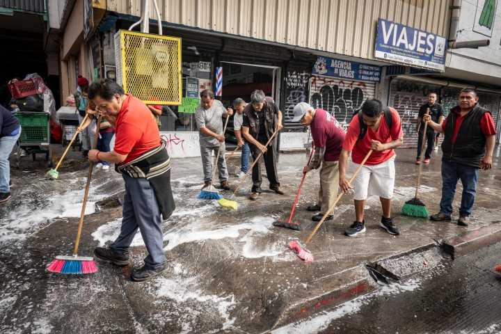 Más de 150 comerciantes le dan una ‘santa lavada’ a las calles del Centro