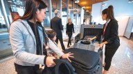¿Por qué está prohibido pasar líquidos de más de 100 mililitros en los controles del aeropuerto? Esta es la razón
