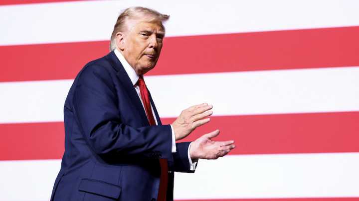 Trump regales military brass with song-and-dance about walking down stairs: 'Da