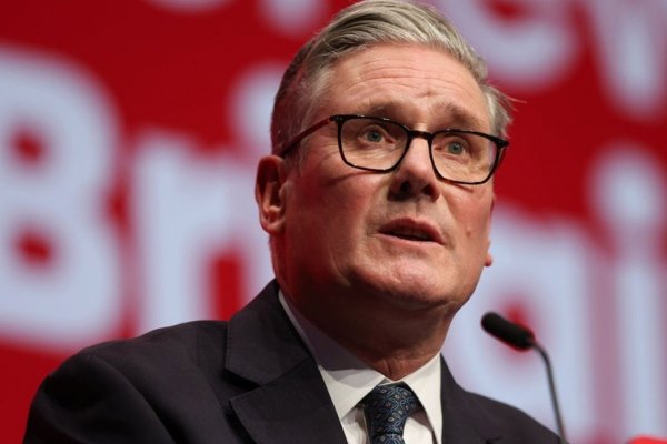 Starmer endurece su tono contra Farage mientras Reform encabeza las encuestas y Burnham lo supera en popularidad