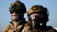 California prohíbe a la mayoría de los agentes del orden usar mascarillas durante operativos