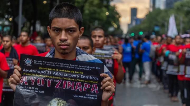 Con violencia, concluye marcha por el 11 aniversario de desaparición de normalistas