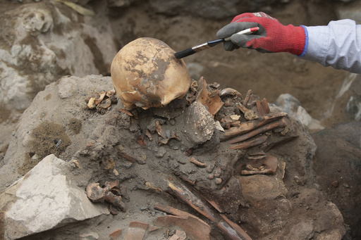 Excavaciones para tuberías de gas en Lima vuelven a sacar a la luz entierros preincaicos
