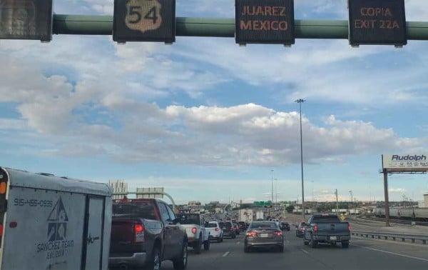 Video: Bloqueo por el Grito genera caos vial en ambos lados de la frontera