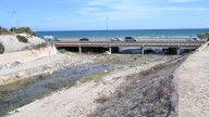 El Ayuntamiento de Alicante desbroza todo el barranco de Aguamarga y exige a Costas un reperfilamiento de la desembocadura