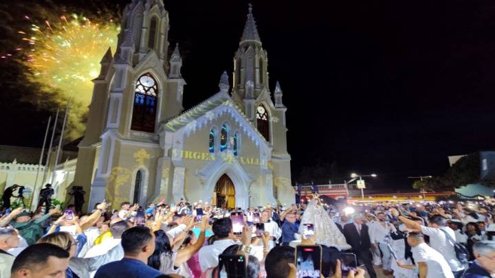 Margarita abre sus brazos para recibir la sagrada imagen de la Virgen del Valle